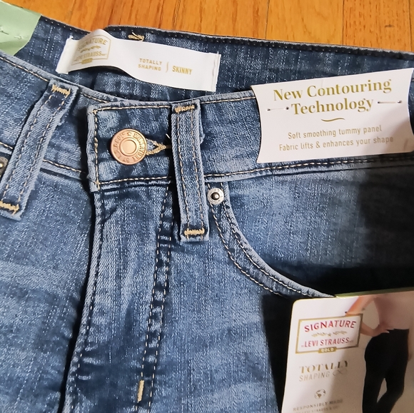 NWT Signature by Levi StraussTotally Shaping mid rise skinny jeans,4L or 27Wx32L - Picture 4 of 10